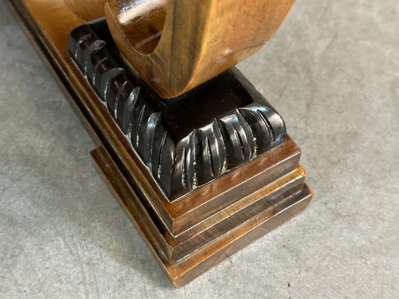 detalhes elaborados da base de uma mesa de centro antiga