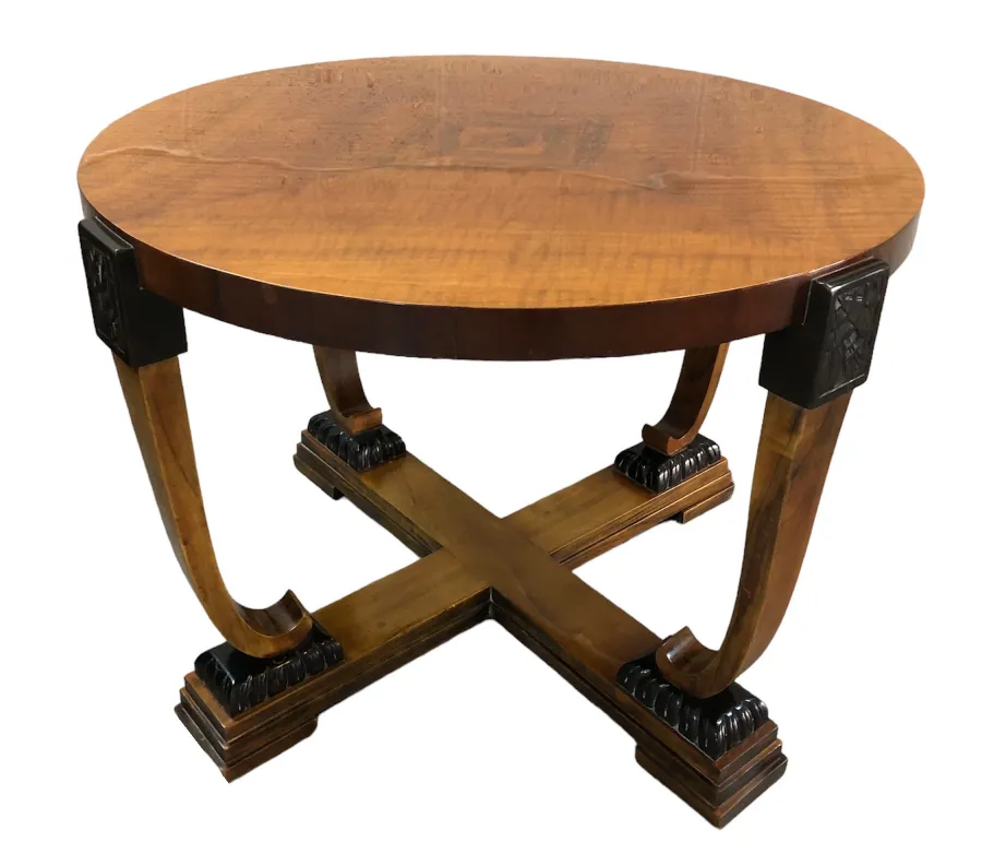 table basse ancienne, forme ronde, pieds décoratifs, cadre accueillant