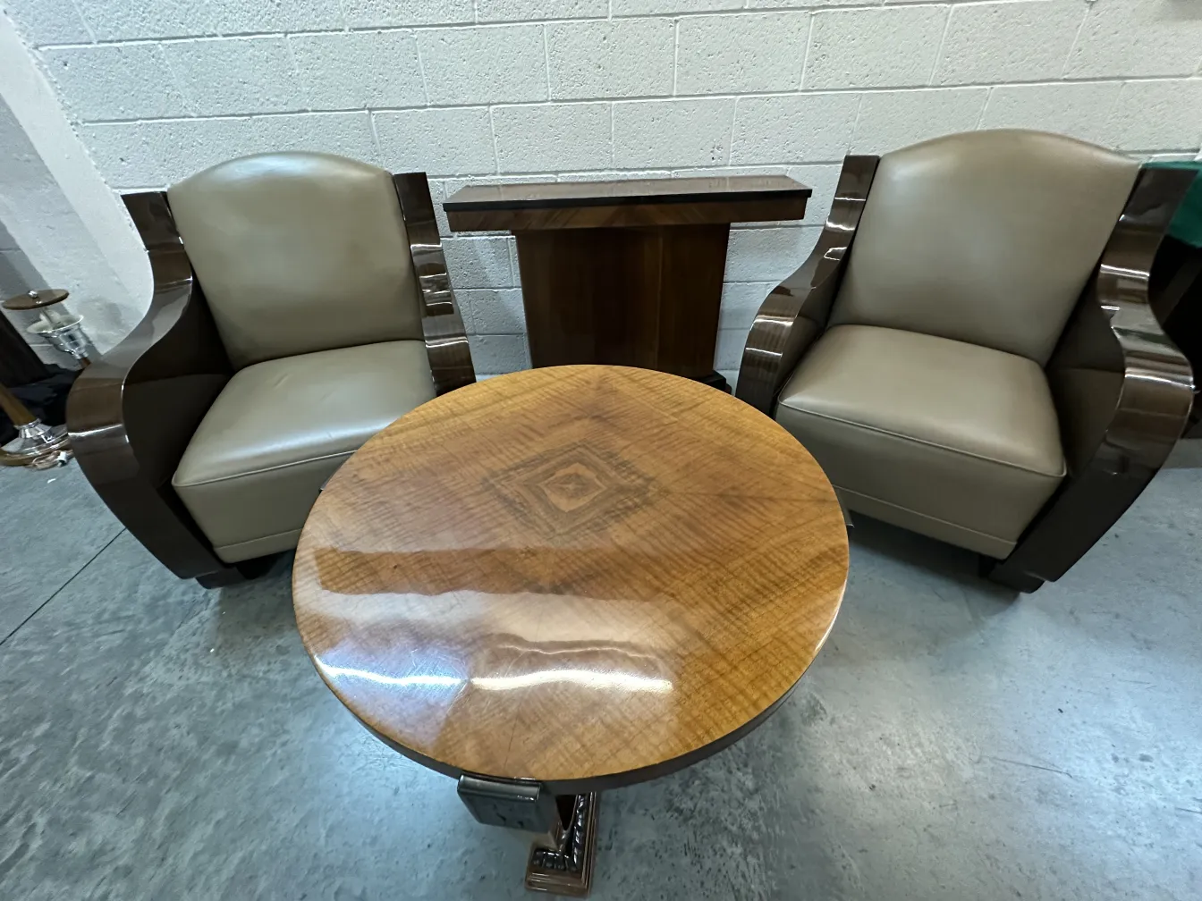 mesa ratona antigua en un ambiente elegante, con sillones al lado