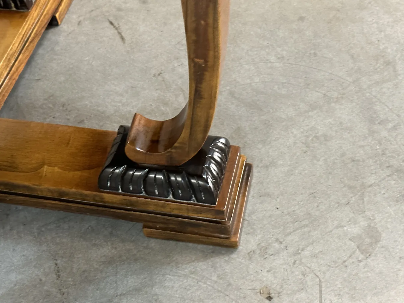 tavolino da caffè antico, dettagli intagliati e base elegante