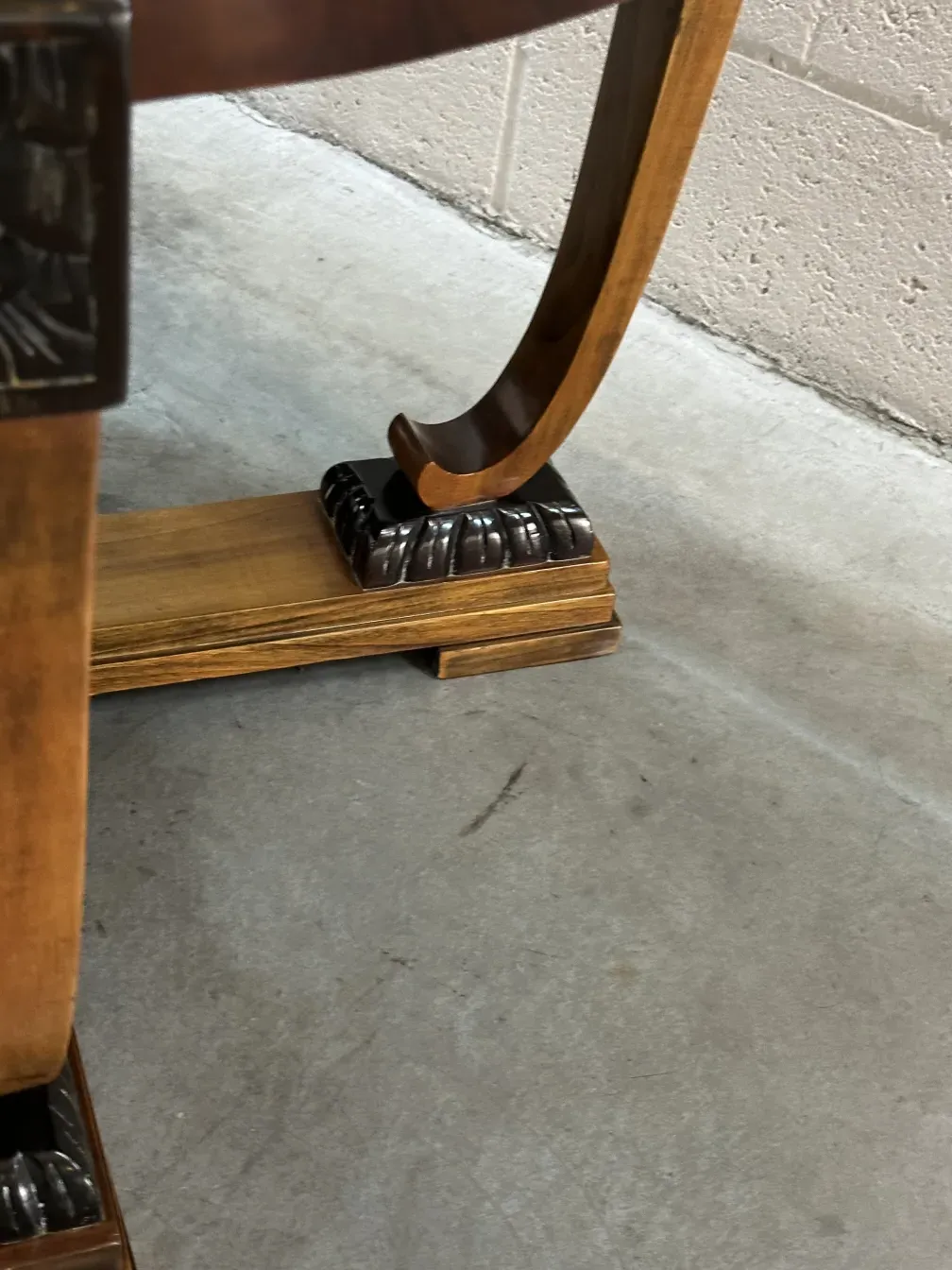 table basse antique avec détails élégants et design sophistiqué sur fond clair