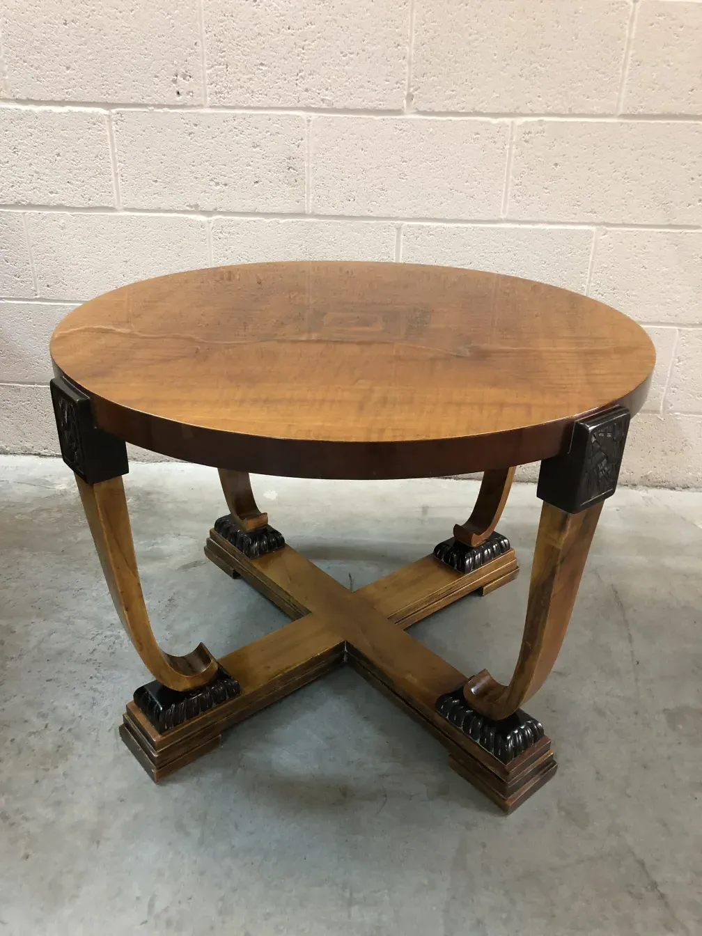 table basse ancienne avec base décorative en X