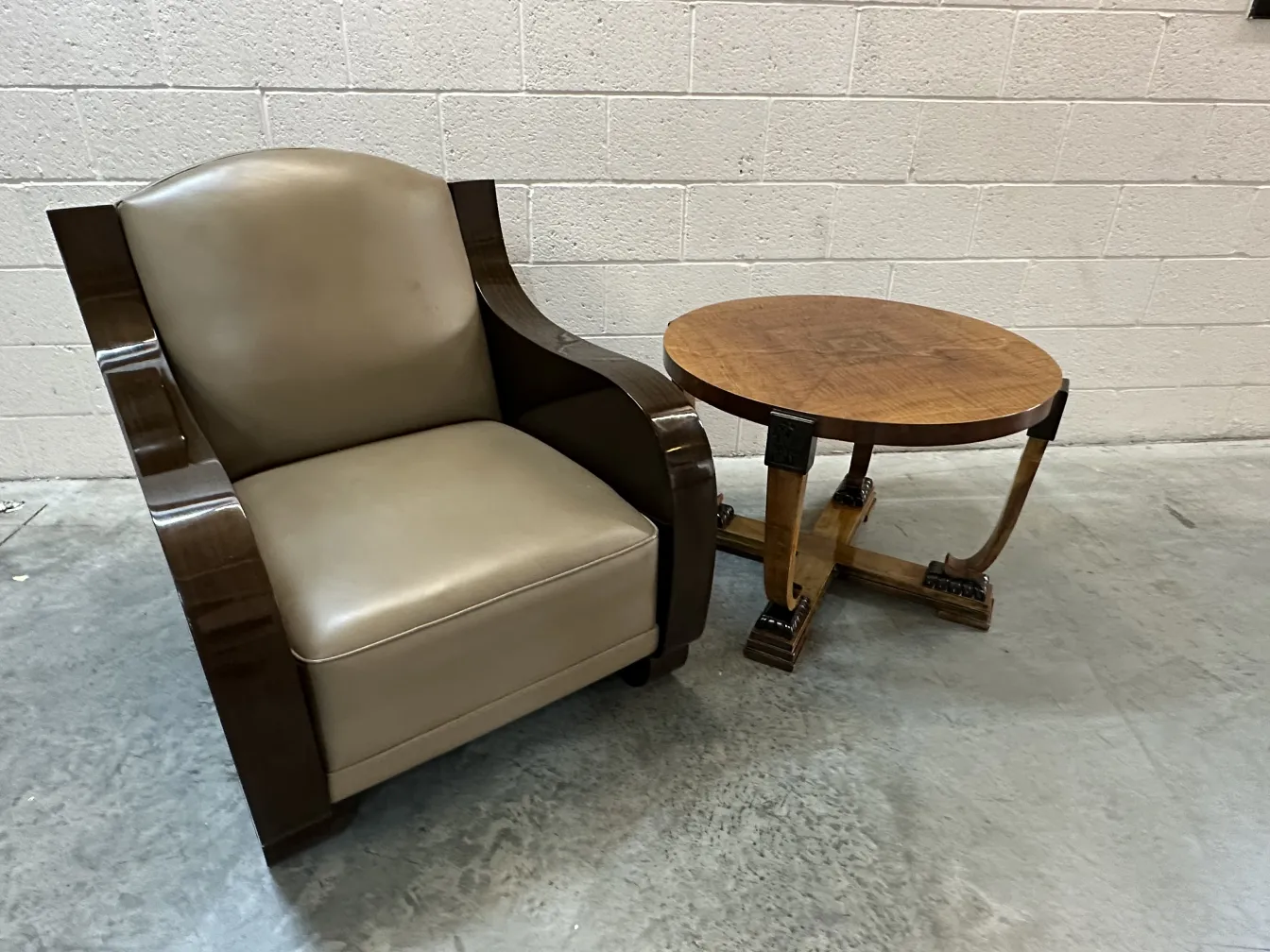 Mesa ratona antigua con superficie redonda y patas decoradas, en un ambiente relajante.