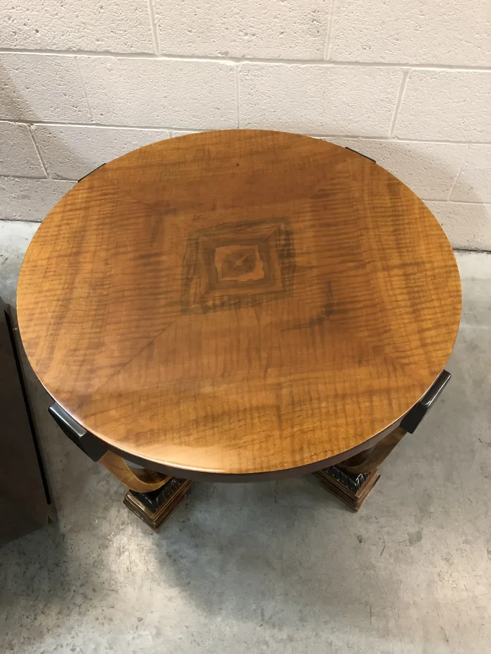 vue supérieure d'une table basse antique ovale