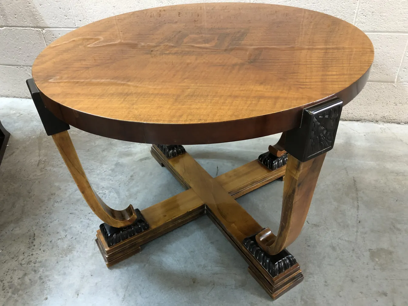 table basse ancienne ronde avec détails de base dans un cadre neutre