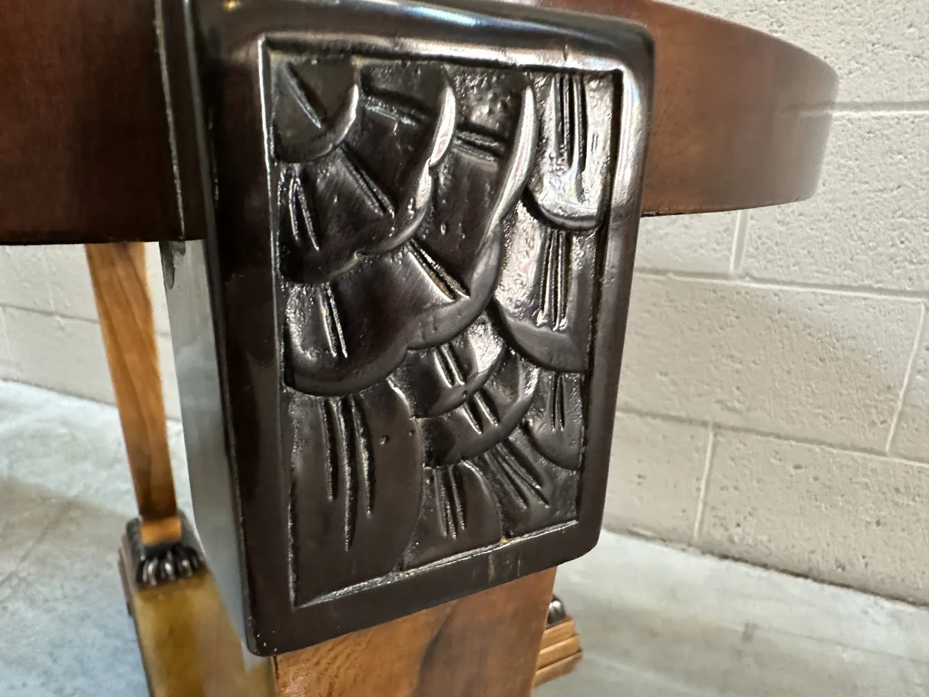 table basse avec sculpture détaillée à la base, dans un cadre accueillant