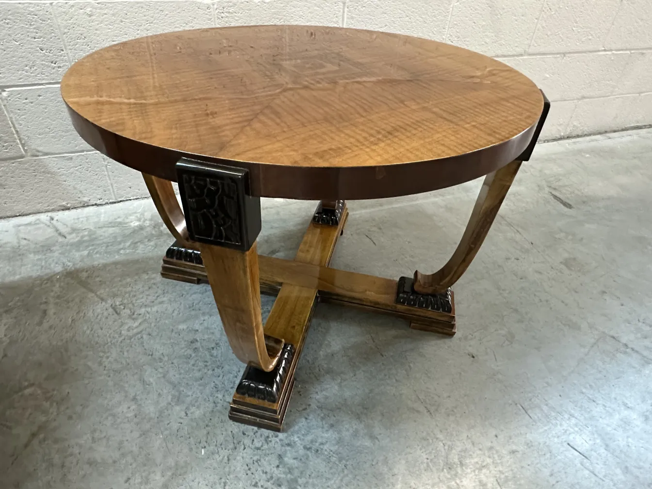 mesa de centro antiga com tampo circular e pernas decorativas