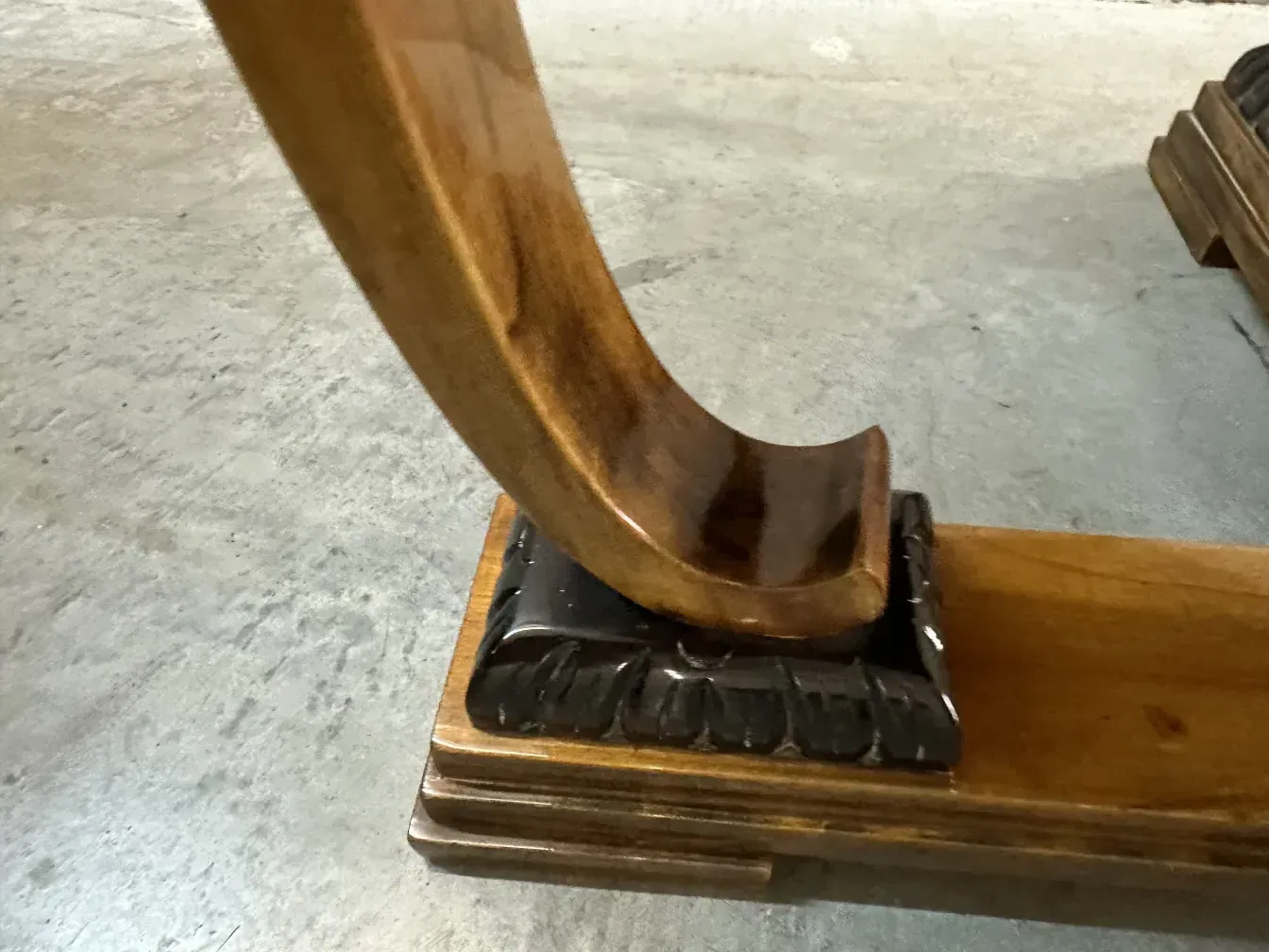 Vue d'une table basse ancienne avec ornementation sculptée dans un cadre classique.