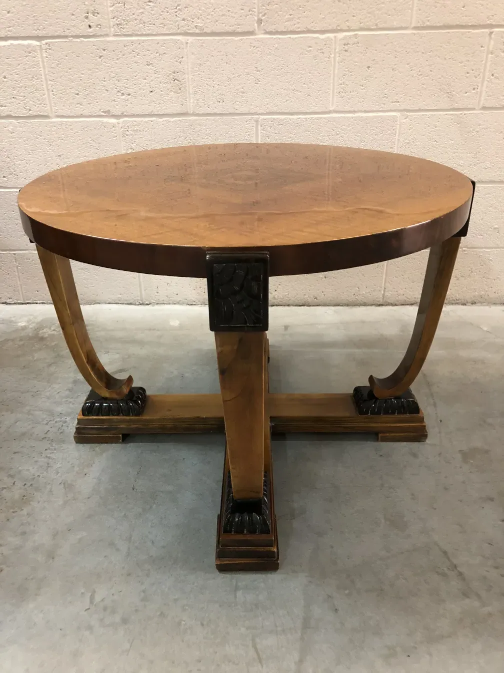 mesa ratona antigua ovalada con base decorativa de estilo clásico