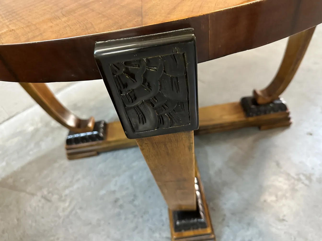 tavolino da caffè antico con base decorata e piano rotondo