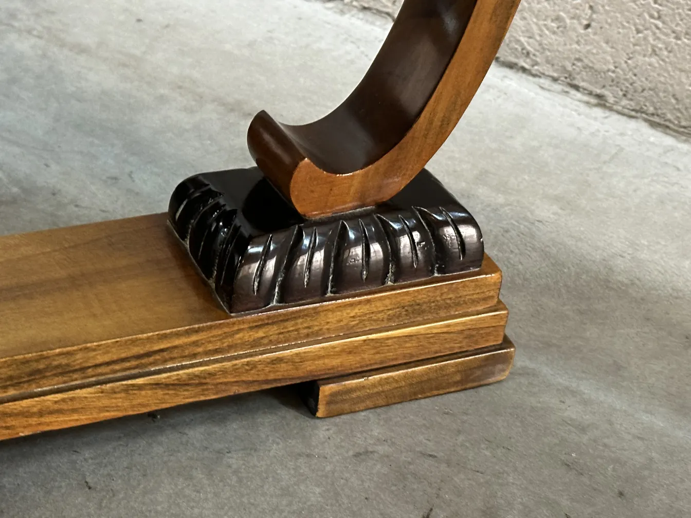 sob uma mesa de centro antiga com base decorativa, ambiente neutro