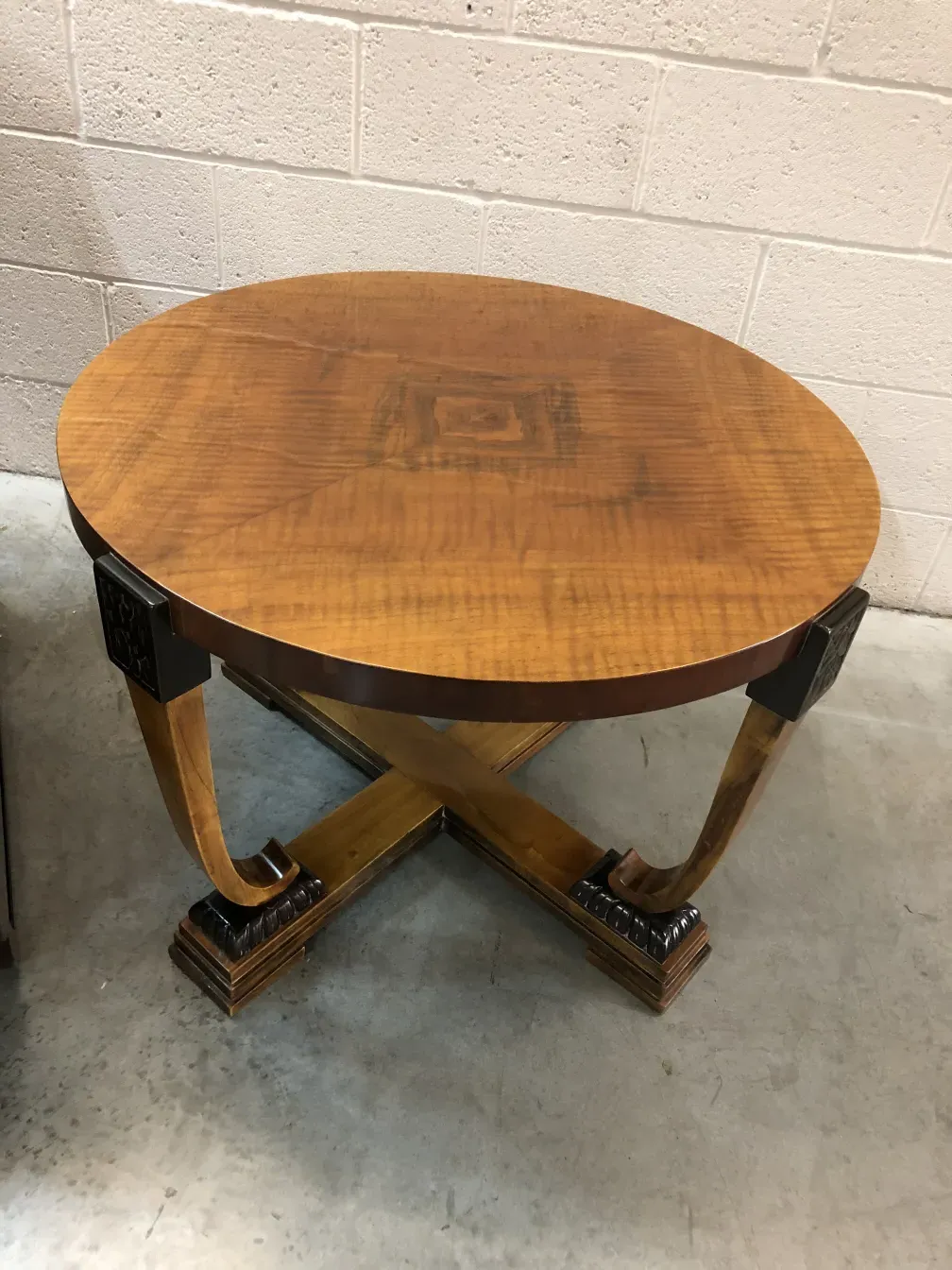 Table basse ancienne avec finition élégante et pieds décoratifs