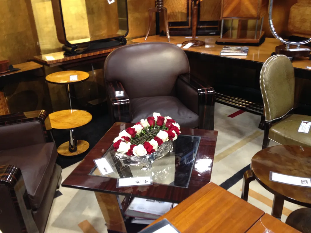 centro de mesa antigo da Gallia com flores vermelhas, ambiente elegante