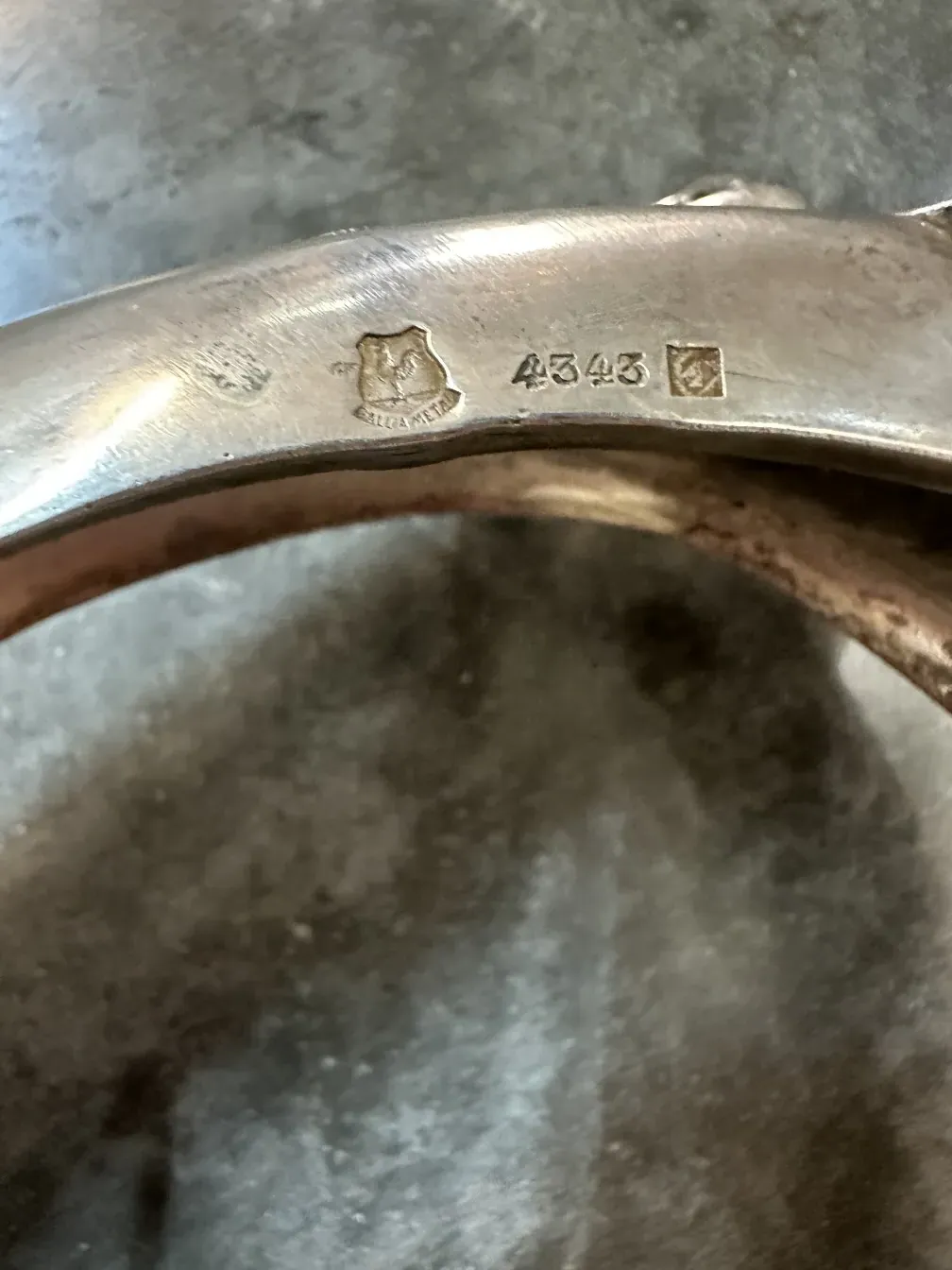 centro de mesa antigo da Gallia em ambiente elegante