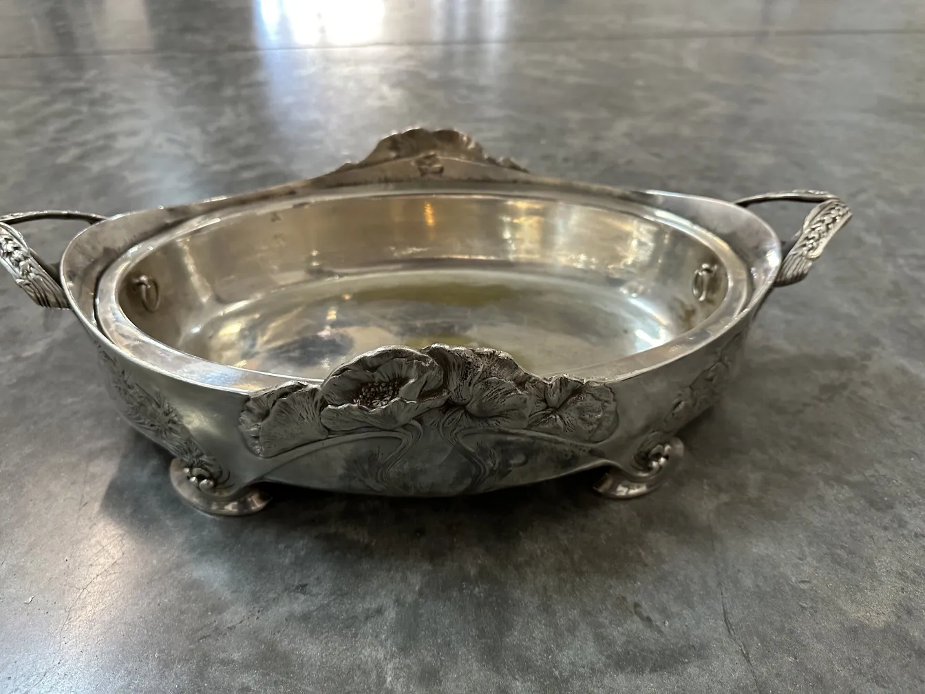 jardinera antigua de Gallia con detalles decorativos