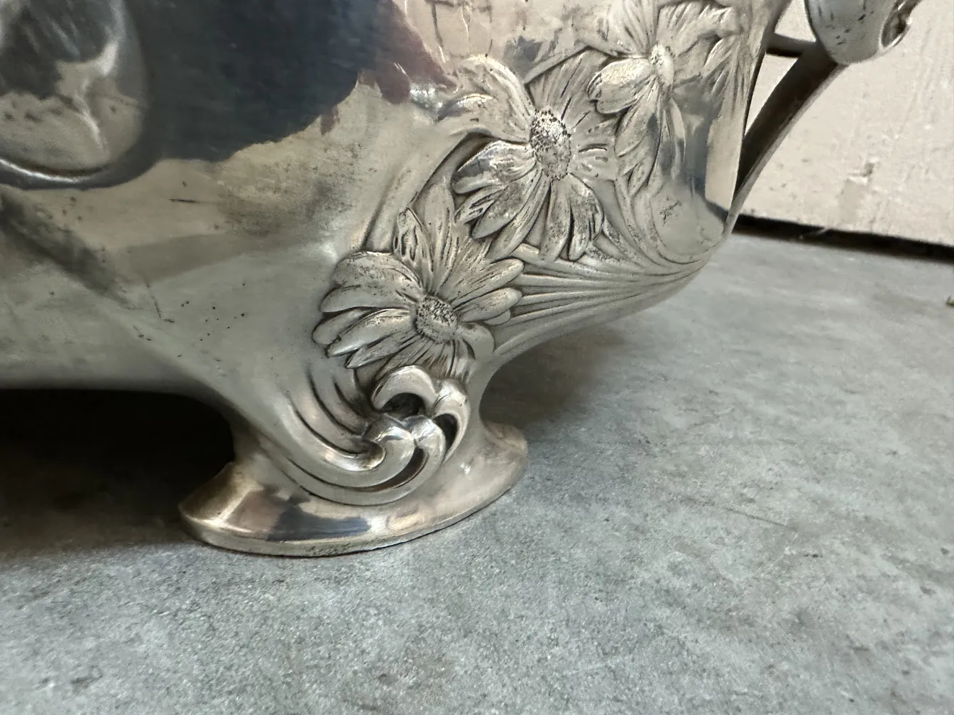 古董中心装饰品，带有加利亚的花卉设计