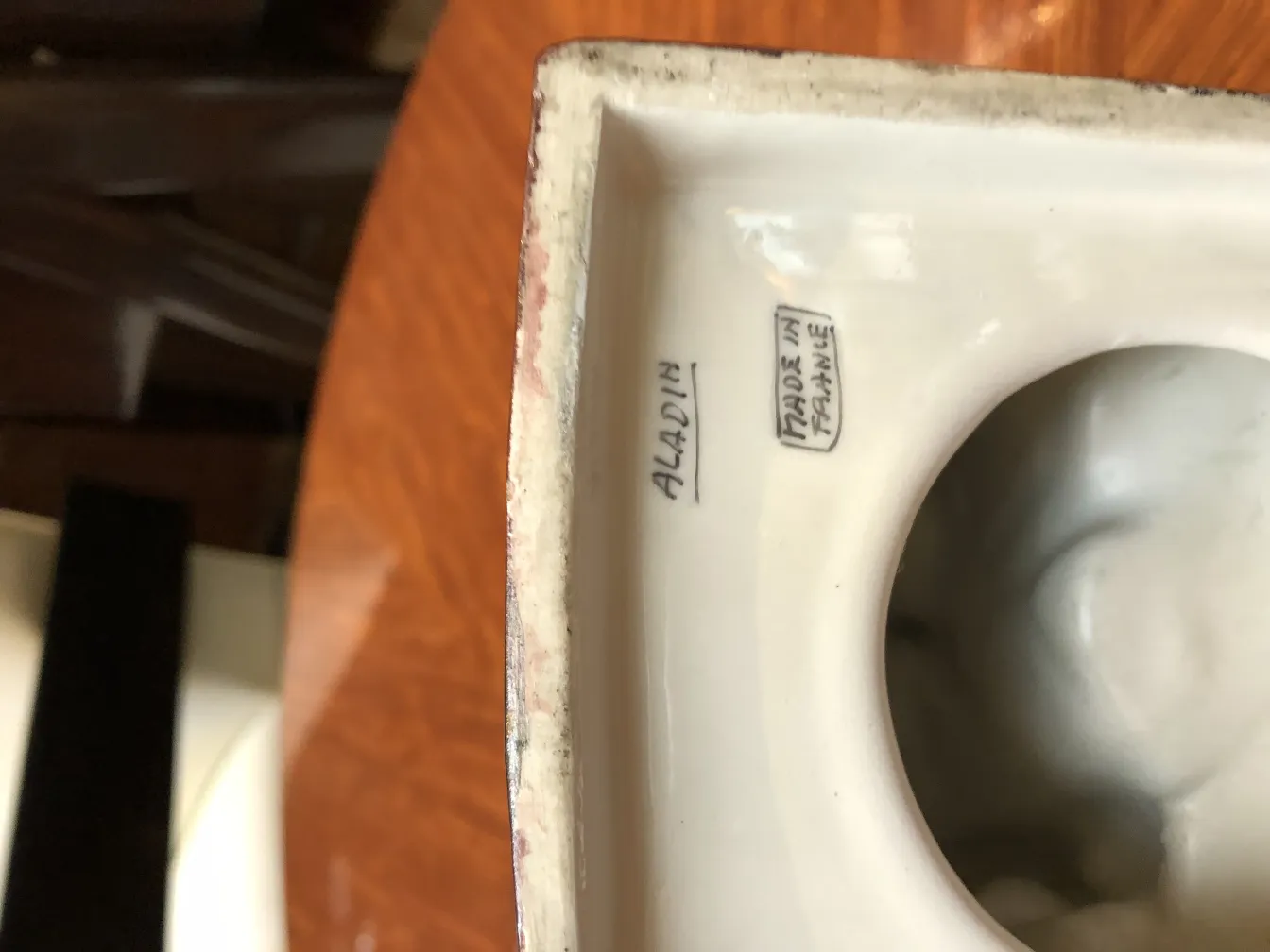 Ancien serre-livres décoratif sur une table