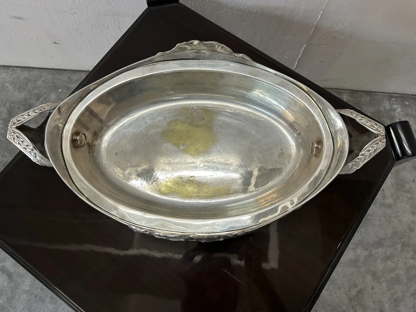 centre de table antique de Gallia sur une table sombre, forme ovale