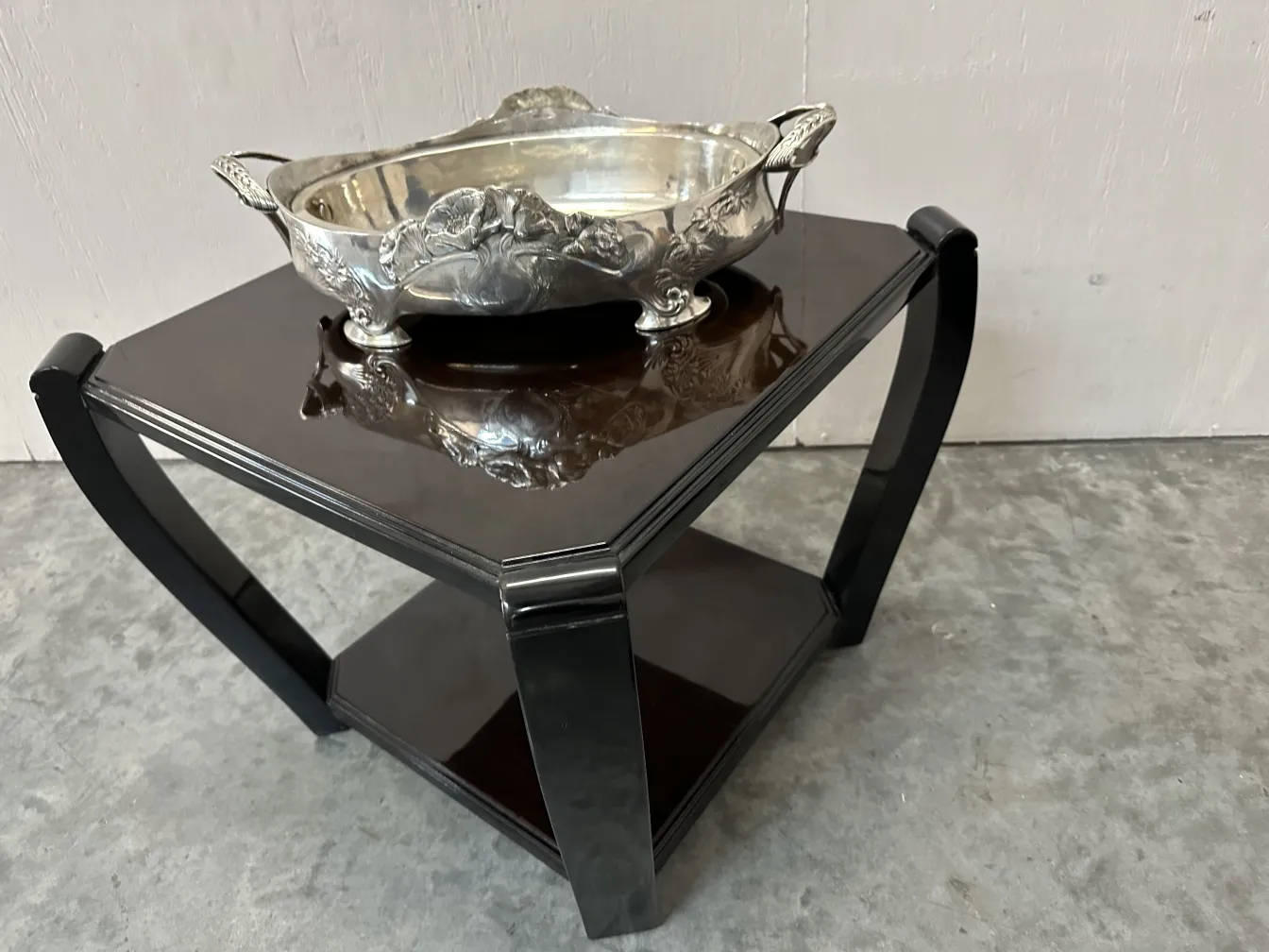 jardinera antigua gallia en mesa con diseño elegante