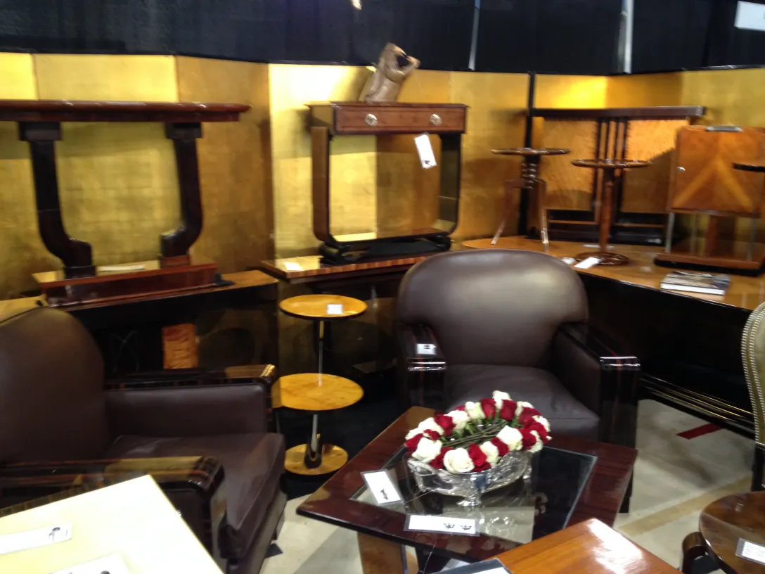 Central decoration with red and white flowers in an antique setting.