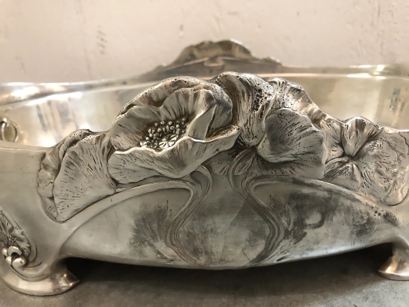 centre de table ancien avec motif floral gallia