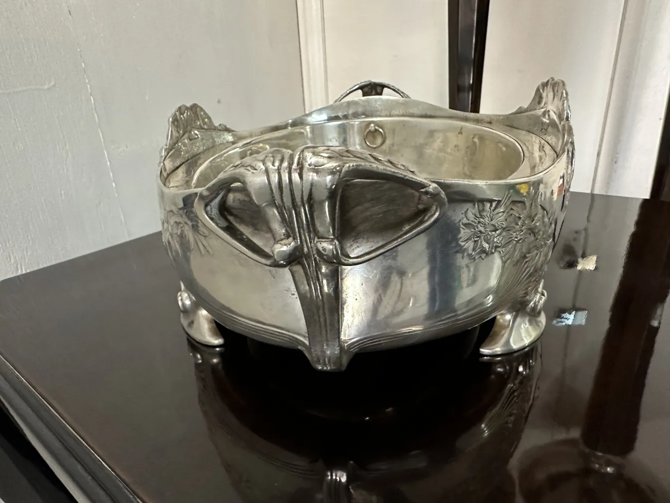 Centrotavola antico Gallia con dettagli floreali, decorativo ed elegante.