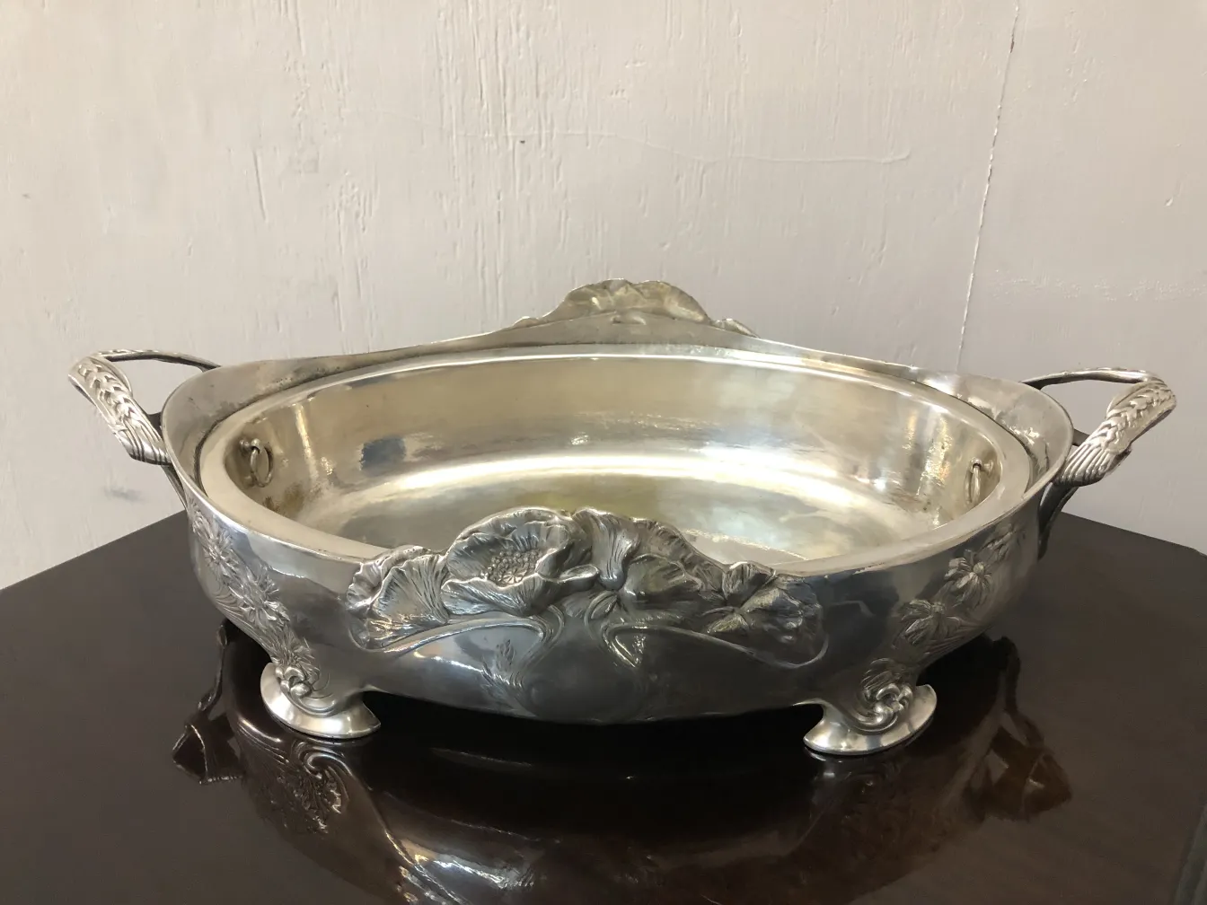 centrotavola antico Gallia con decorazioni floreali