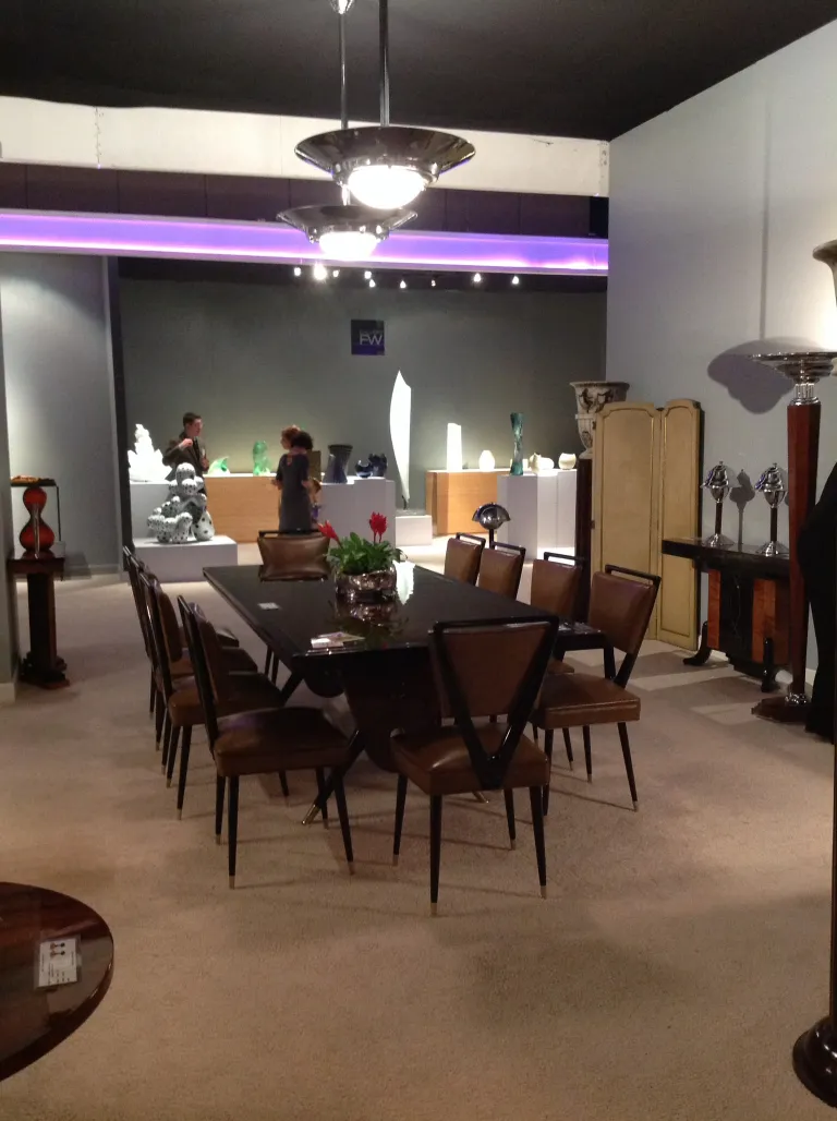 centre de table antique avec des fleurs