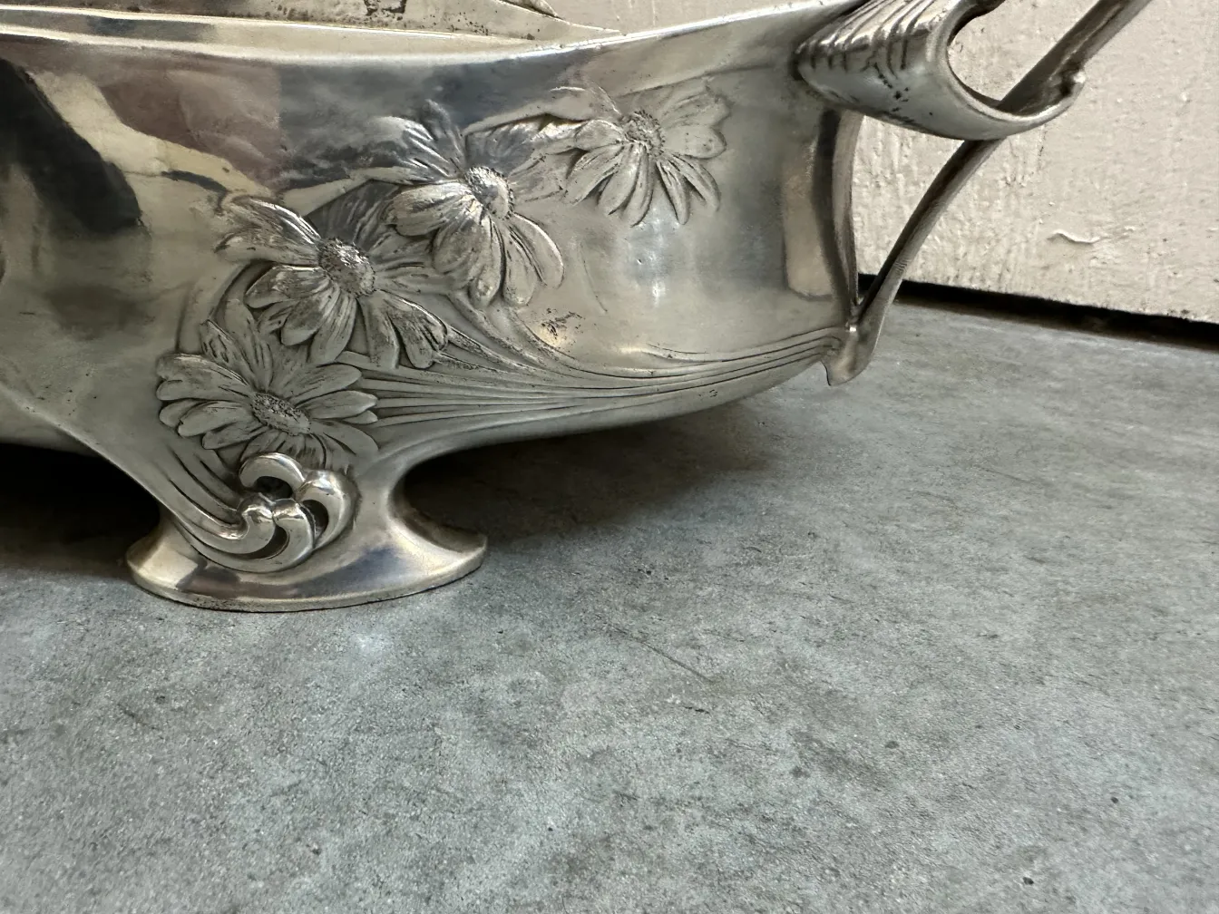 antiker Gallia Blumentopf mit floralen Details, eleganter Stil