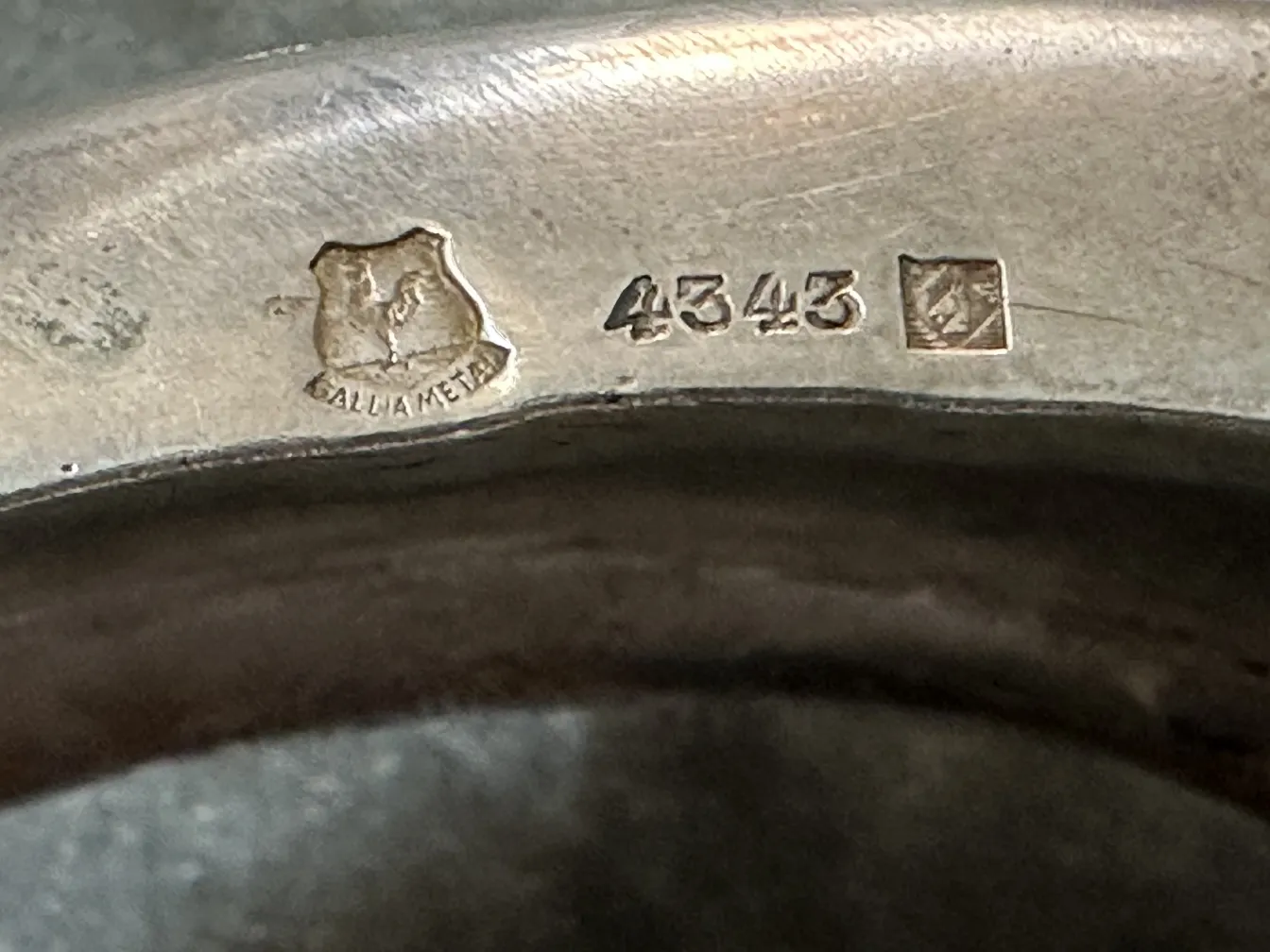 加利亚的古董装饰品展示在优雅的环境中