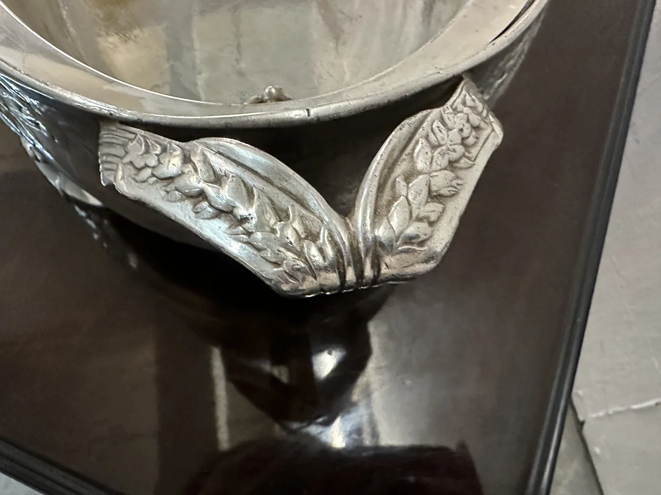 centro de mesa antigo gallia com design intrincado e detalhes florais nas alças