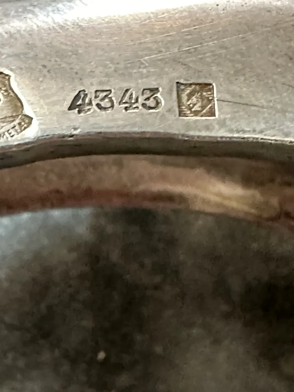 Antique centerpiece Gallia featuring an elegant design in a classic setting.