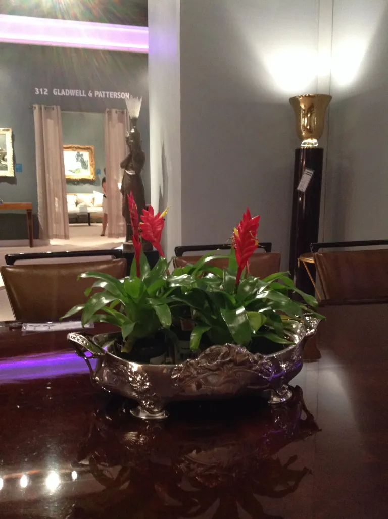 centre de table antique gallia avec des fleurs rouges