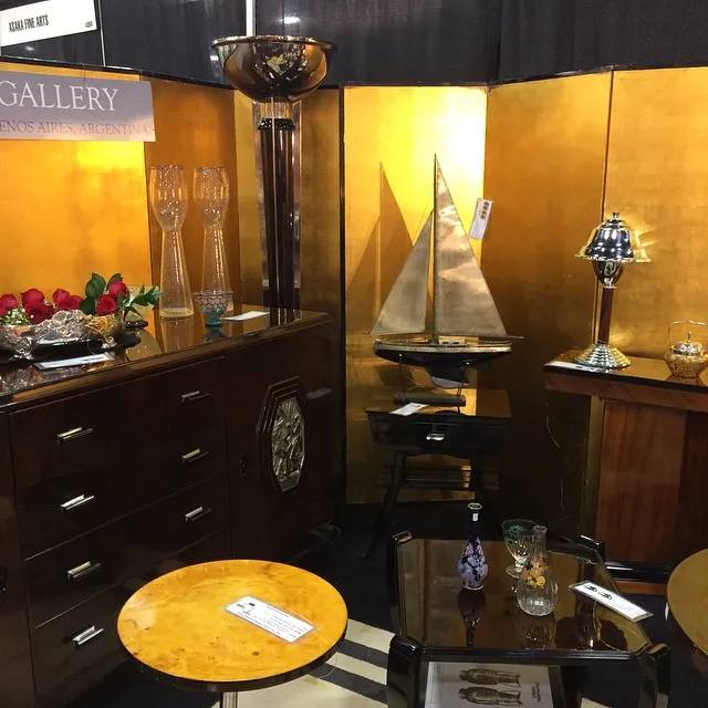 古董中心装饰品有红色花朵，金色背景