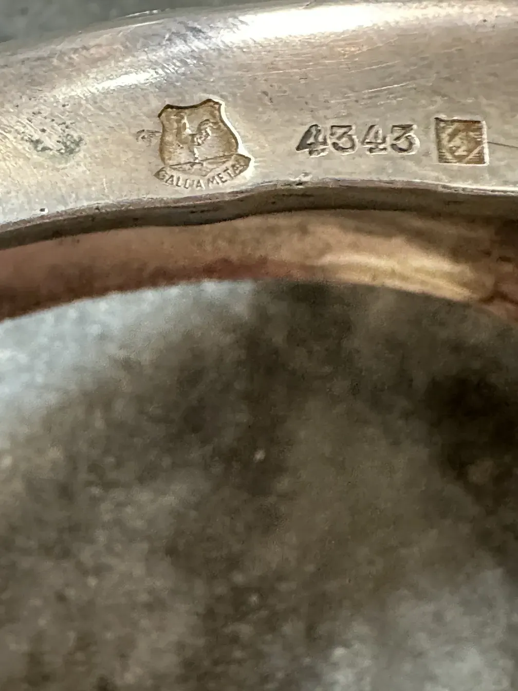 centre de table ancien avec détails gallia sur un fond neutre