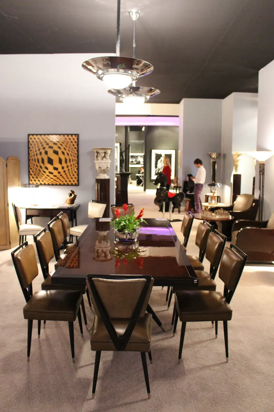 centro de mesa antigo Gallia com flores vermelhas em uma mesa