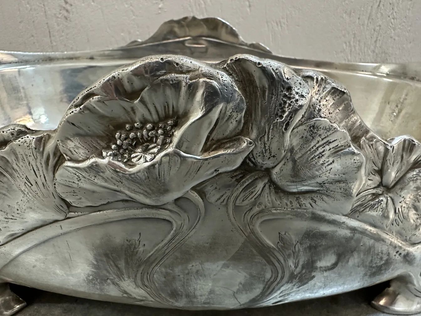 centre de table ancien de Gallia avec motifs floraux