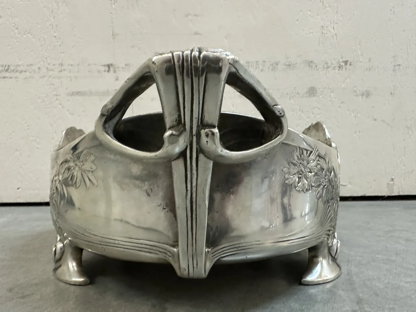 centrotavola antico di Gallia, sfondo grigio chiaro, decorativo