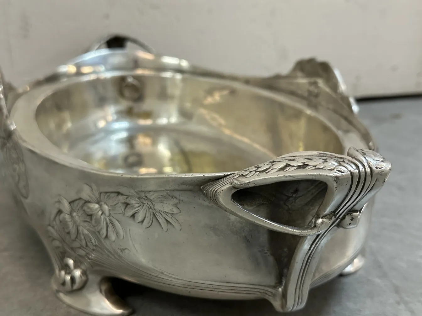 centro de mesa antigo Gallia com detalhes florais e pernas decorativas.