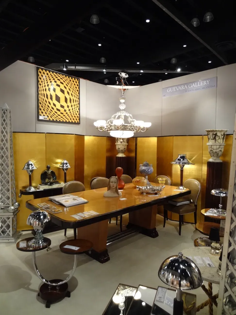 Antica tavola in intarsio con decorazione elegante, atmosfera classica