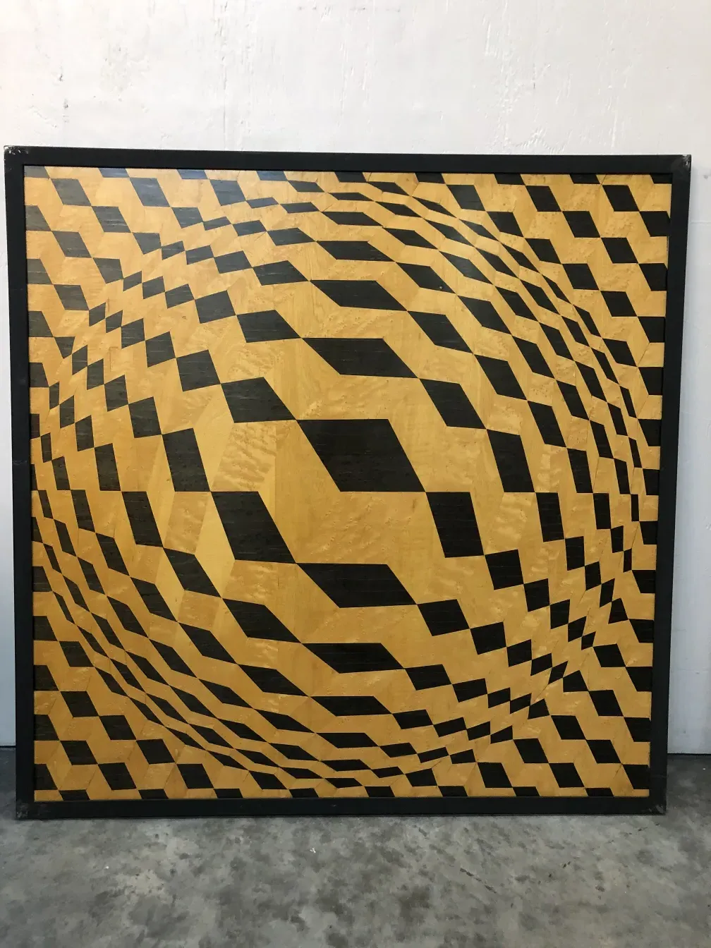 motif géométrique en marqueterie ancienne avec des couleurs contrastées