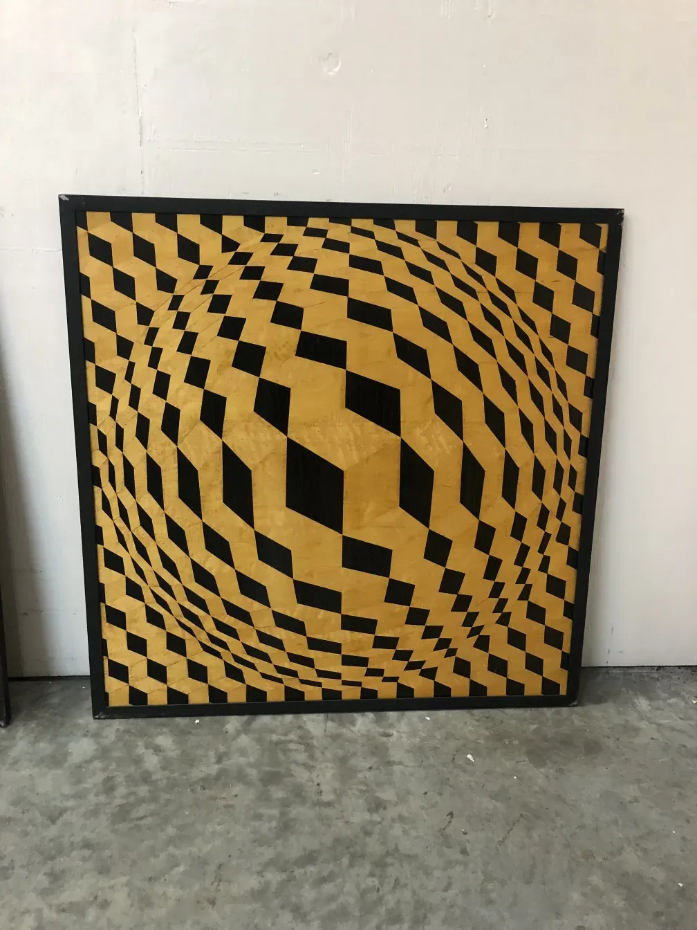 Antike Marketerie mit geometrischen Mustern in Gold- und Schwarztönen.