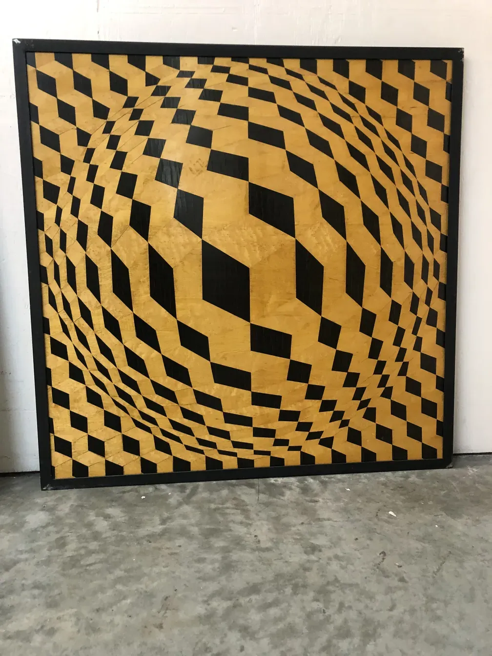 Antiga marchetaria com padrões decorativos em amarelo e preto.