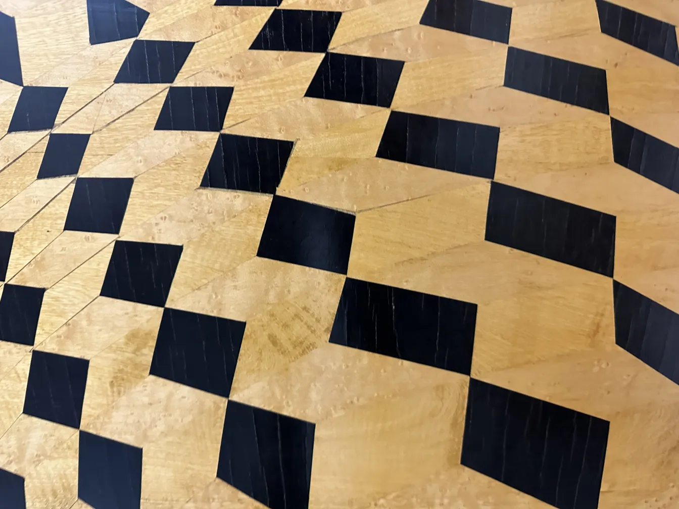 design geometrico in antico intarsio con tonalità chiare e scure