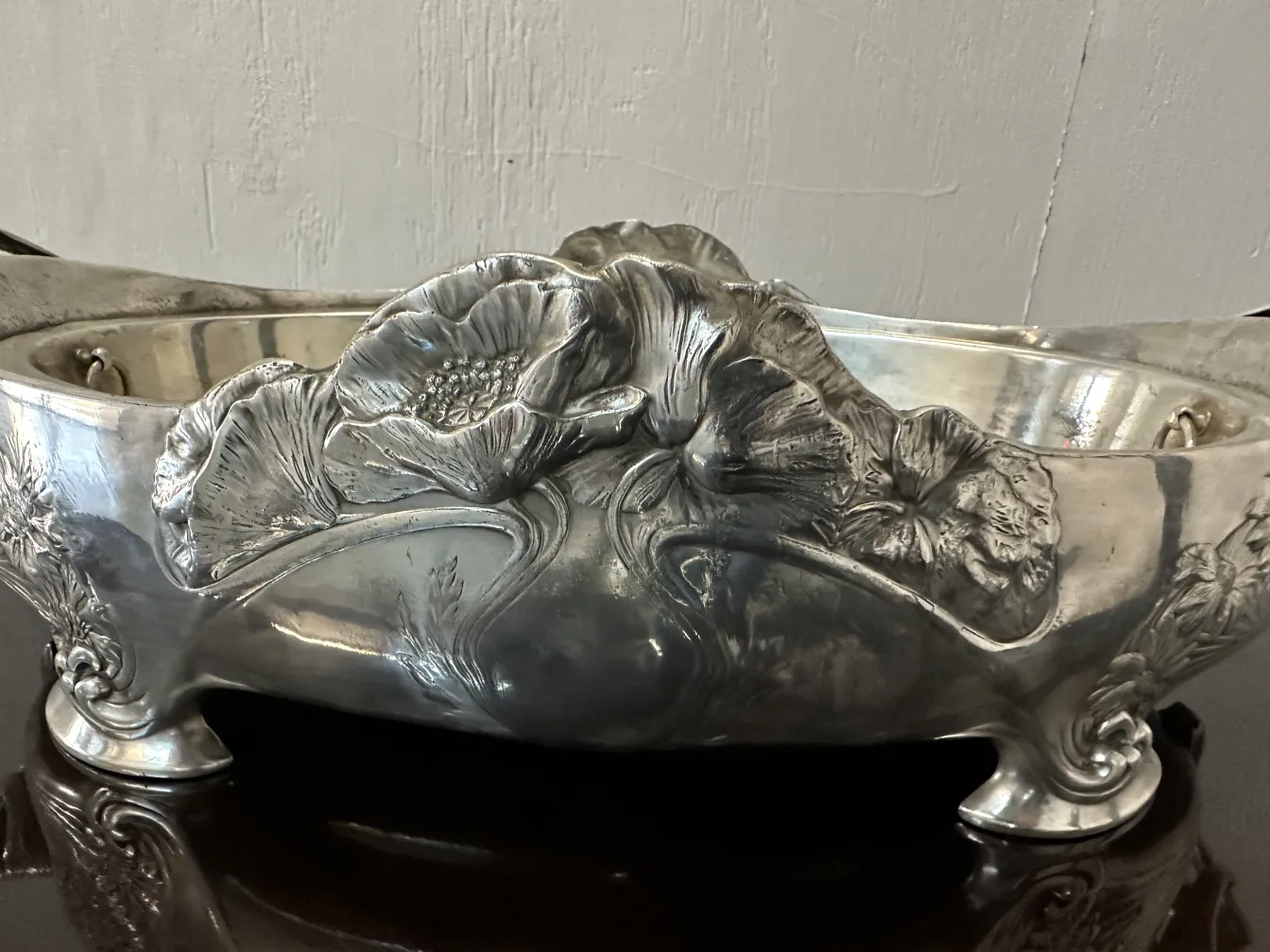 古董中心装饰品，带有花卉装饰，优雅的环境