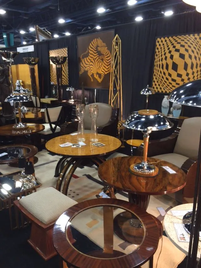 Table de marqueterie ancienne avec un design élégant