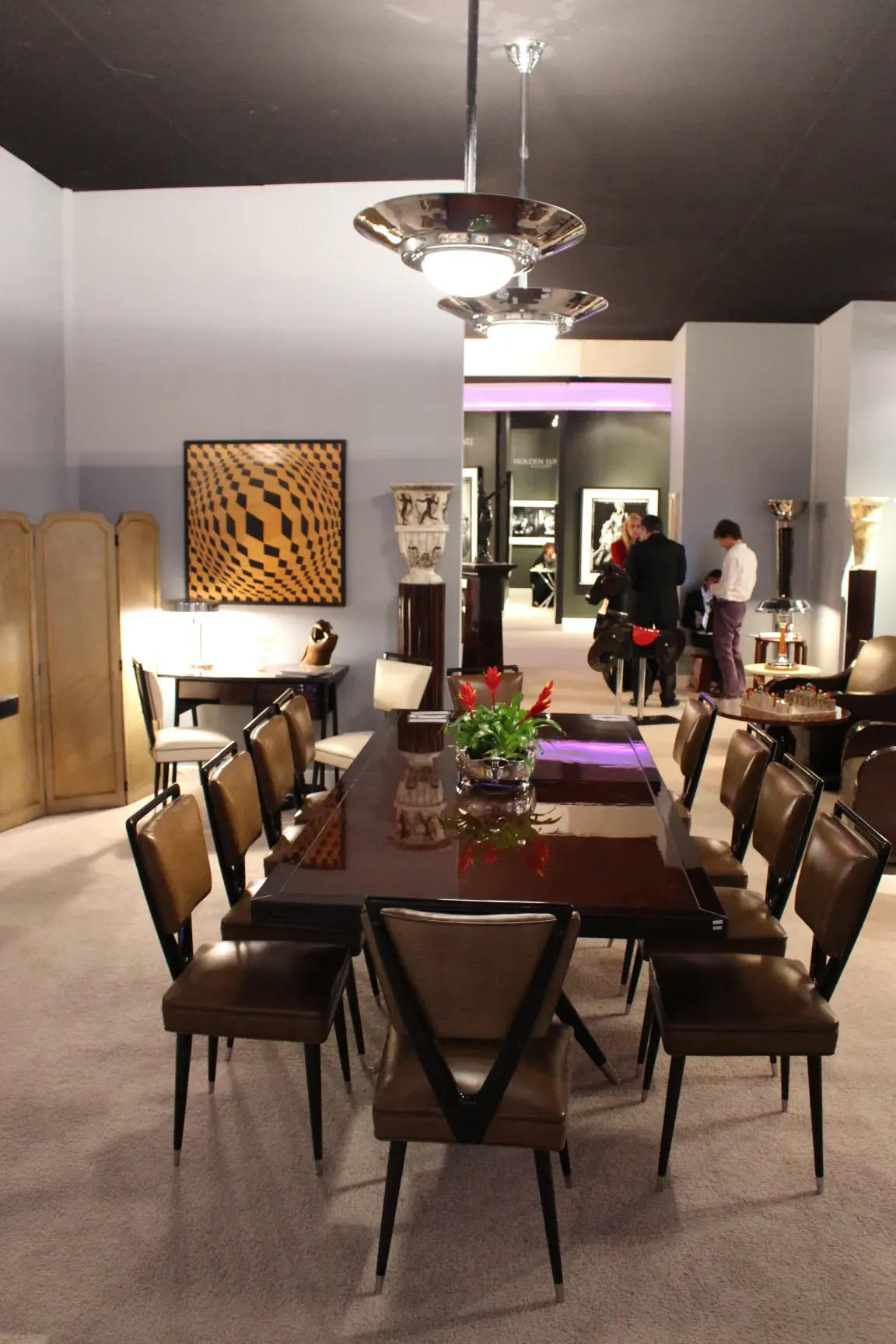 Table antique avec marqueterie et décoration élégante, fleurs décorant l'espace