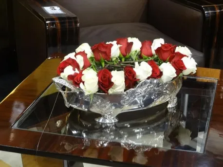 jardinera gallia con flores rojas y blancas en mesa