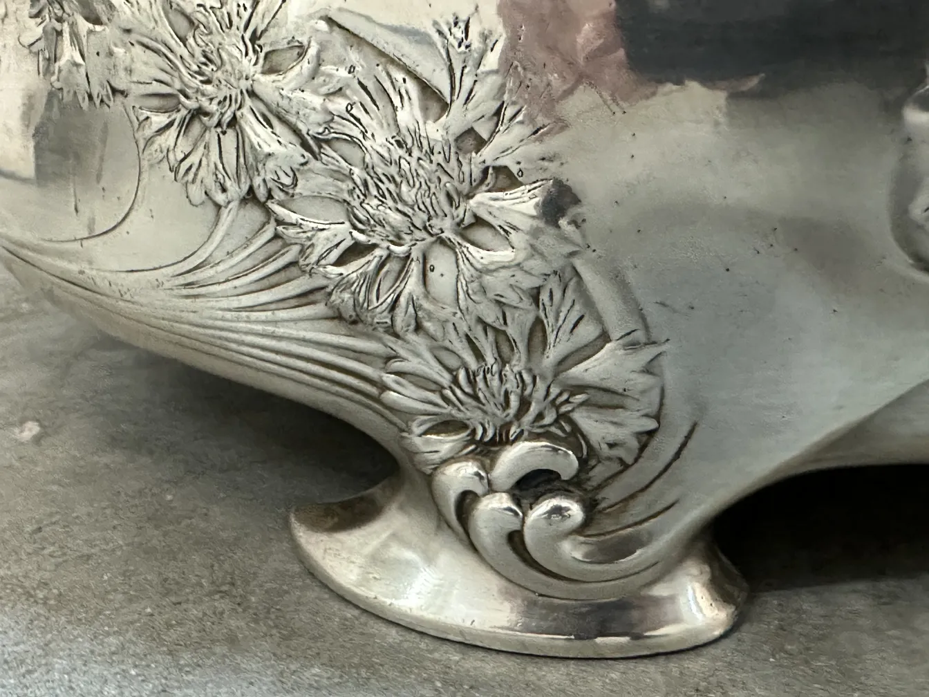 centre de table ancien avec fleurs décoratives