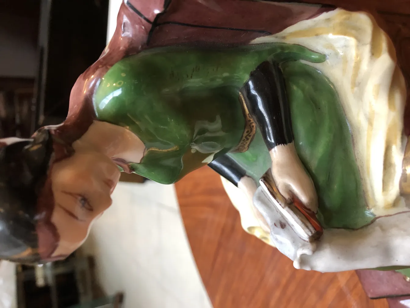 アール・ヌーボー様式の女性の形をしたブックエンドが本を持っている